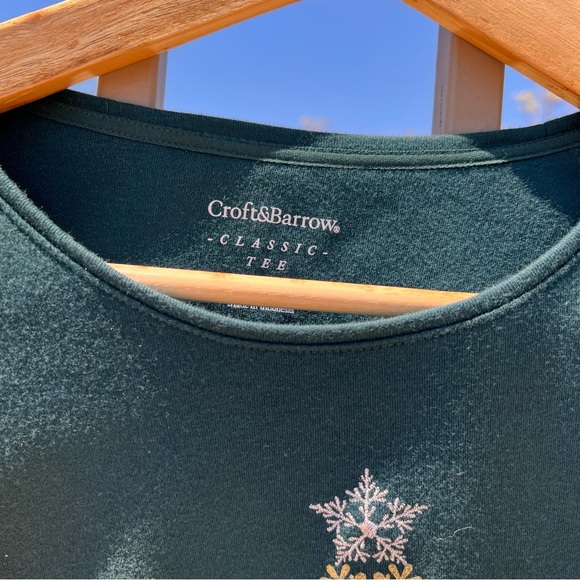 ⬇️Croft & Barrow Women’s Classic Tee Shirt XL Color Forest Green Christmas Tree - Picture 4 of 7